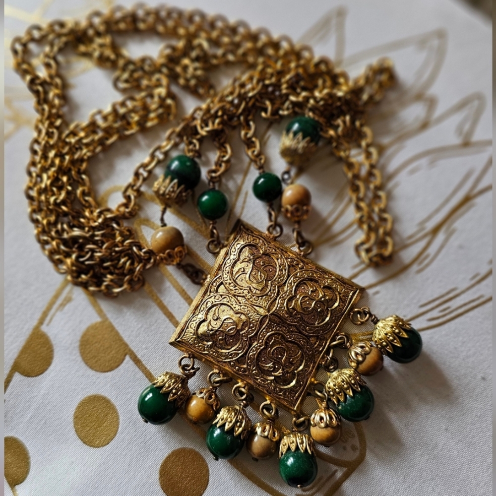 Vintage Ethnic Style Necklace. Goldtone. Beaded.